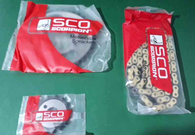 KIT  DE ARRASTRE AKT 125 NKD  REVO SCORPIO